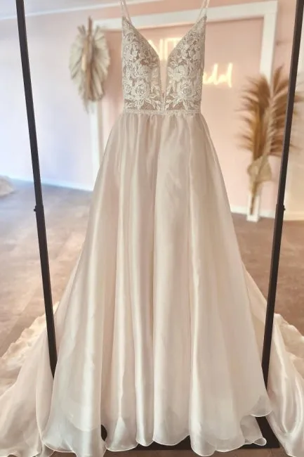 Fabulous V-Neck Spaghetti-Straps Sleeveless Long Lace Wedding Dresses Online