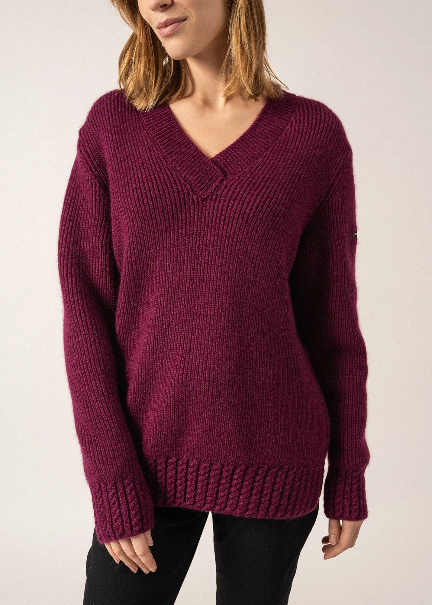 Gavarnie V-neck Jumper - in wool, with twisted details (PRUNE)